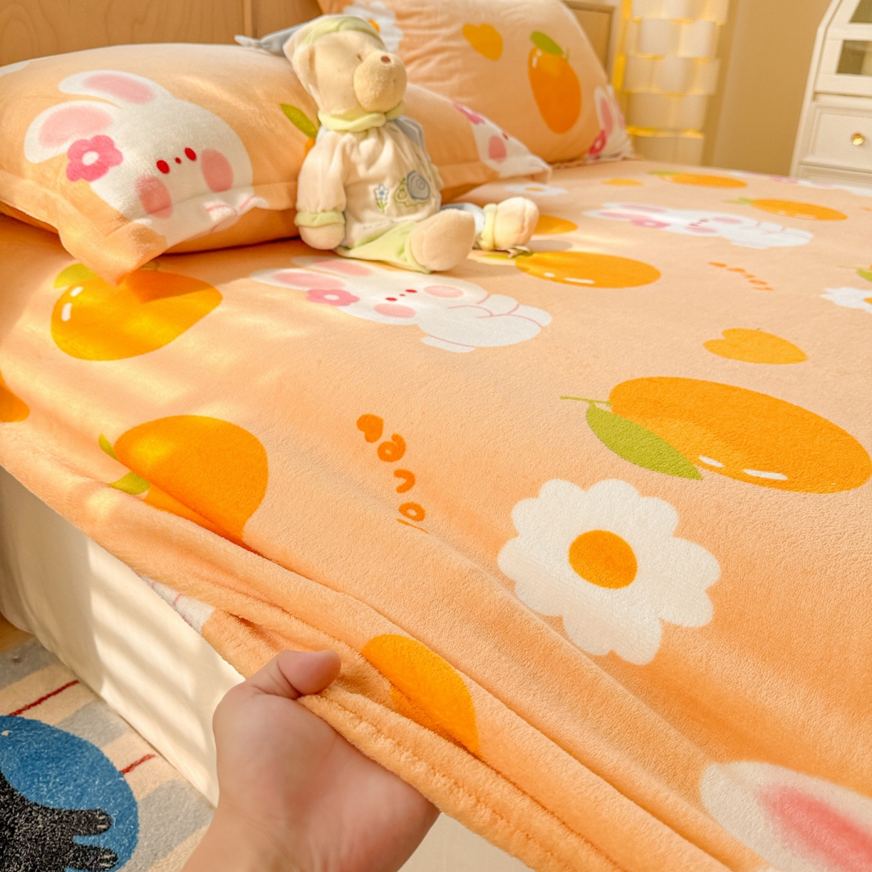 91家纺网 家纺一手货源 找家纺 名兮家居 2025新款高克重印花牛奶绒单床笠床笠单件 兔兔派对