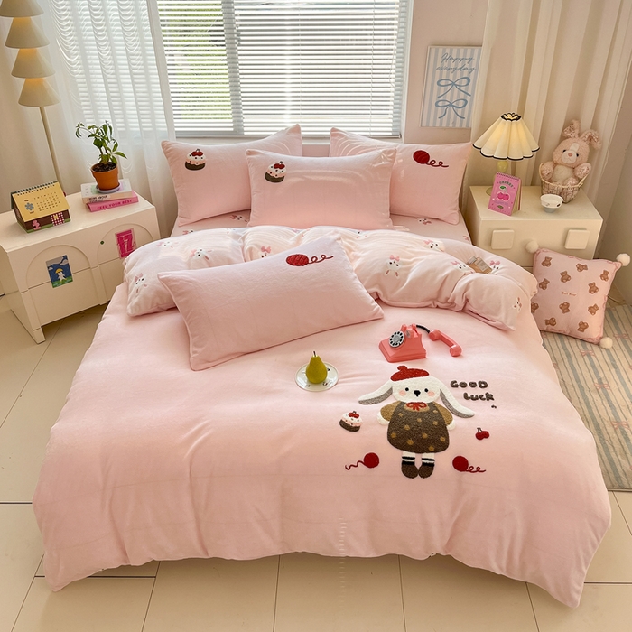 91家纺网 家纺一手货源 找家纺 寐居家纺 2025新款牛奶绒大版毛巾绣床单款四件套 好运兔