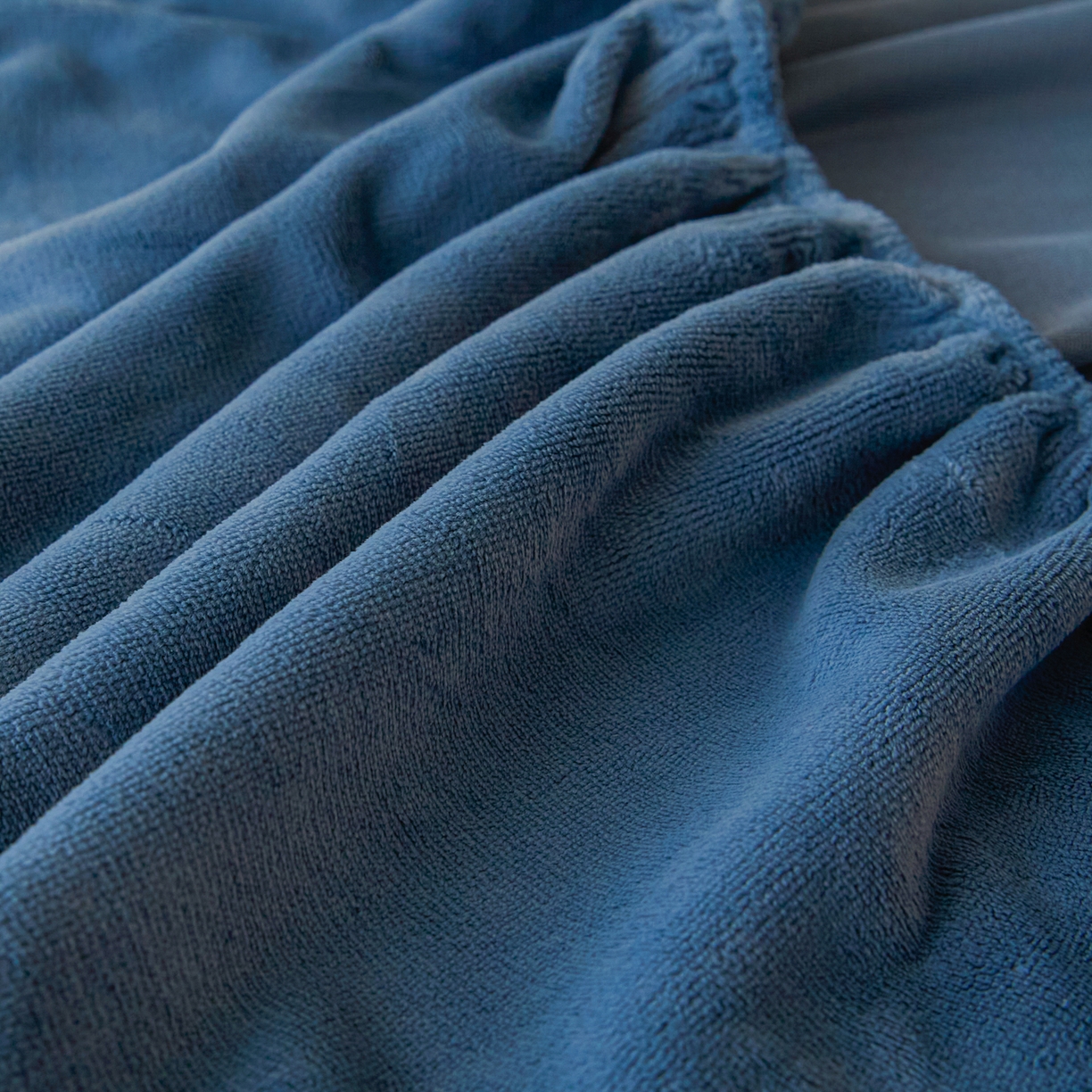 91家纺网 家纺一手货源 找家纺 衿成家纺 2025新款牛奶绒单床笠床笠单件系列 宾利蓝