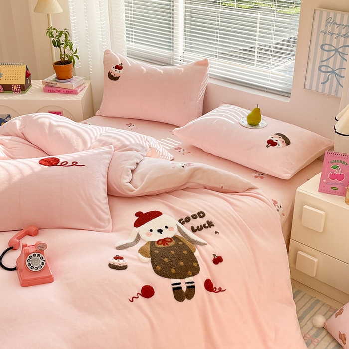 91家纺网 家纺一手货源 找家纺 寐居家纺 2025新款牛奶绒大版毛巾绣床单款四件套 好运兔