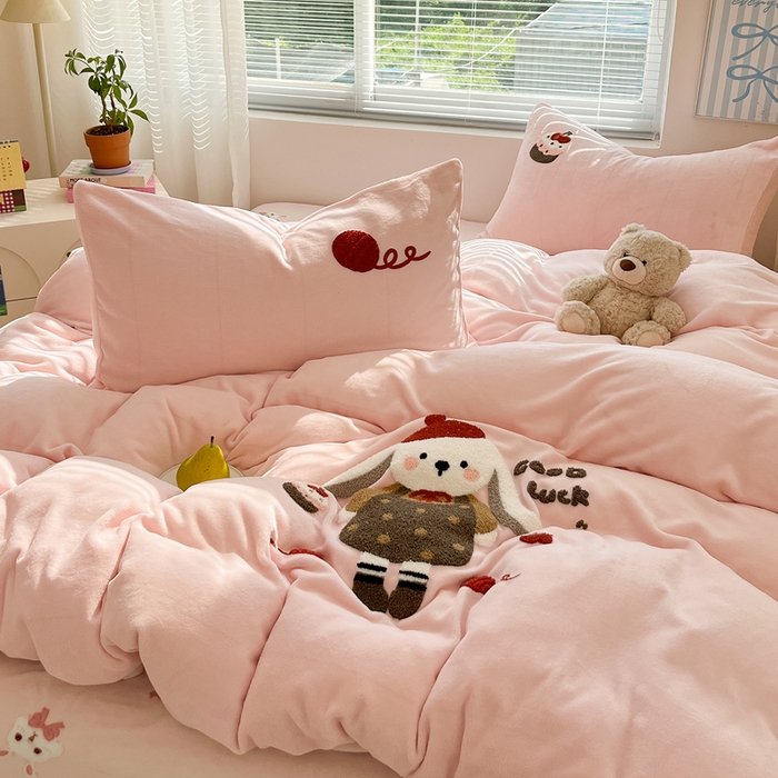 91家纺网 家纺一手货源 找家纺 寐居家纺 2025新款牛奶绒大版毛巾绣床单款四件套 好运兔