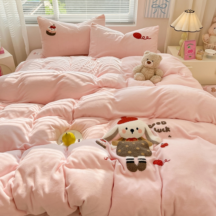 91家纺网 家纺一手货源 找家纺 寐居家纺 2025新款牛奶绒大版毛巾绣床单款四件套 好运兔