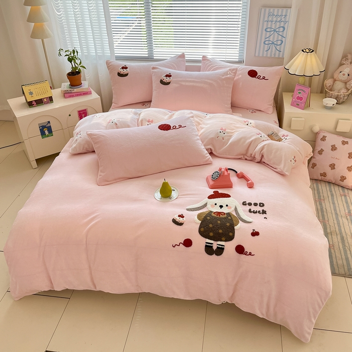 91家纺网 家纺一手货源 找家纺 寐居家纺 2025新款牛奶绒大版毛巾绣床单款四件套 好运兔