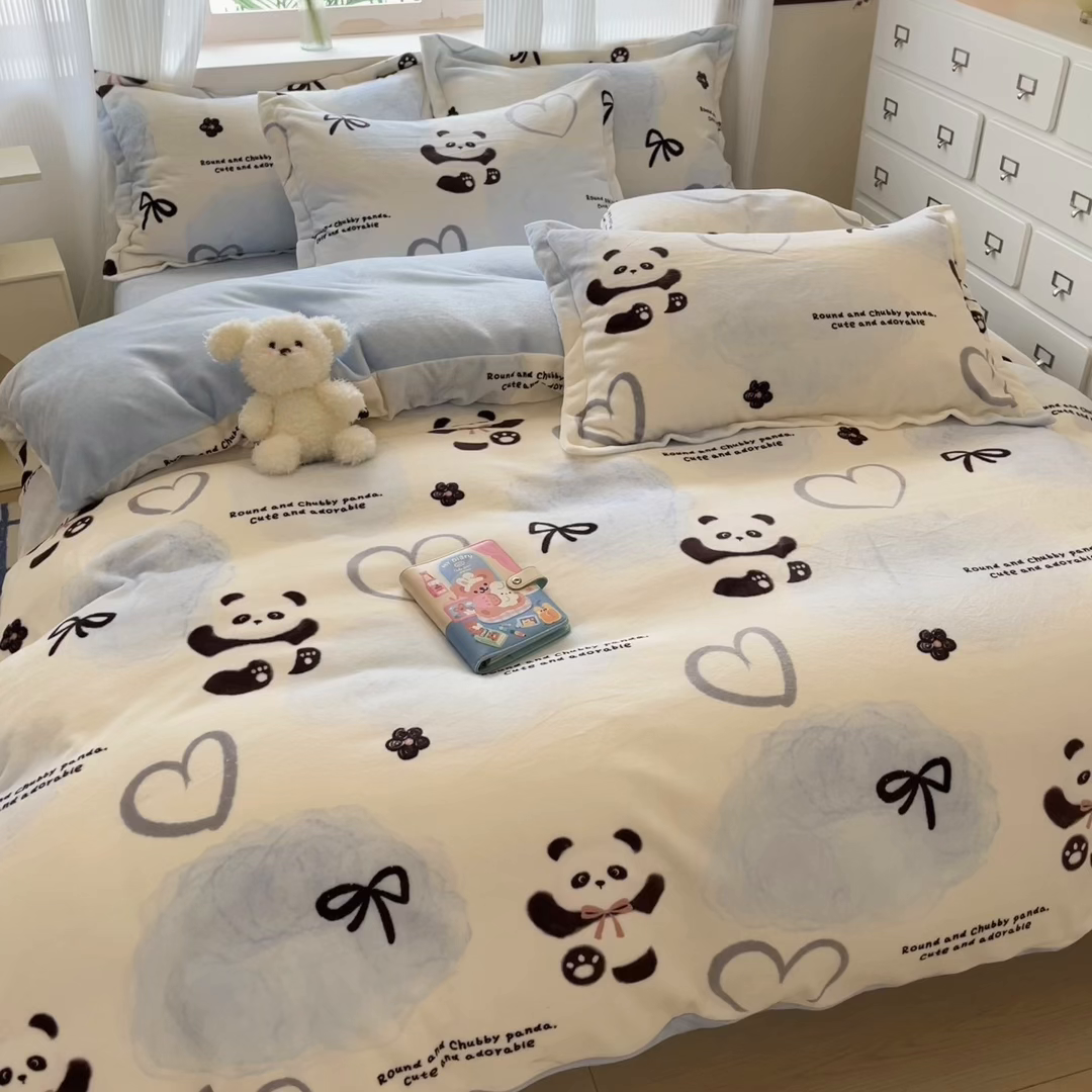 91家纺网 家纺一手货源 找家纺 寐居家纺 2025新款印花牛奶绒四件套 熊猫团团