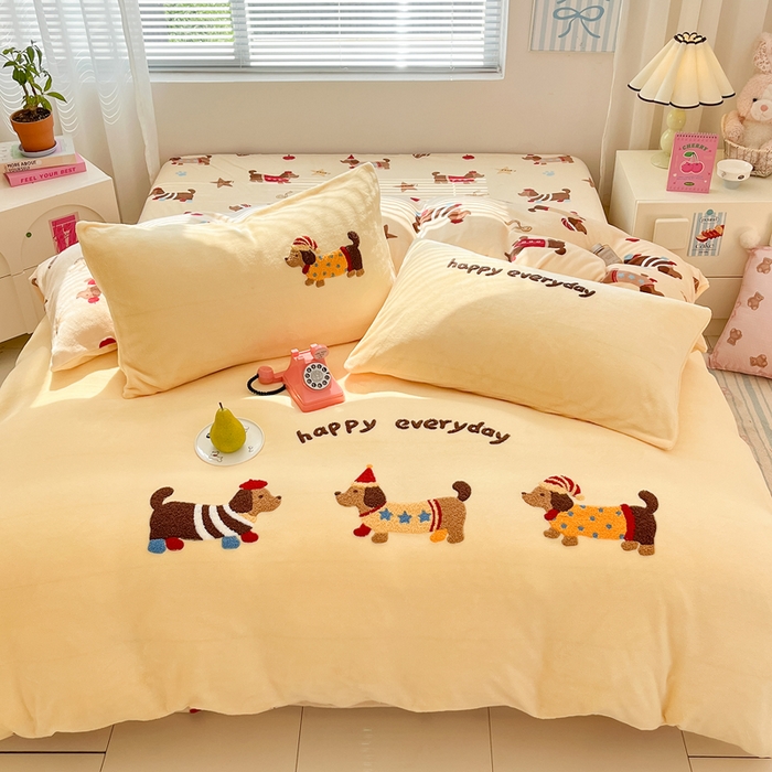 91家纺网 家纺一手货源 找家纺 寐居家纺 2025新款牛奶绒大版毛巾绣床单款四件套 腊肠萌犬