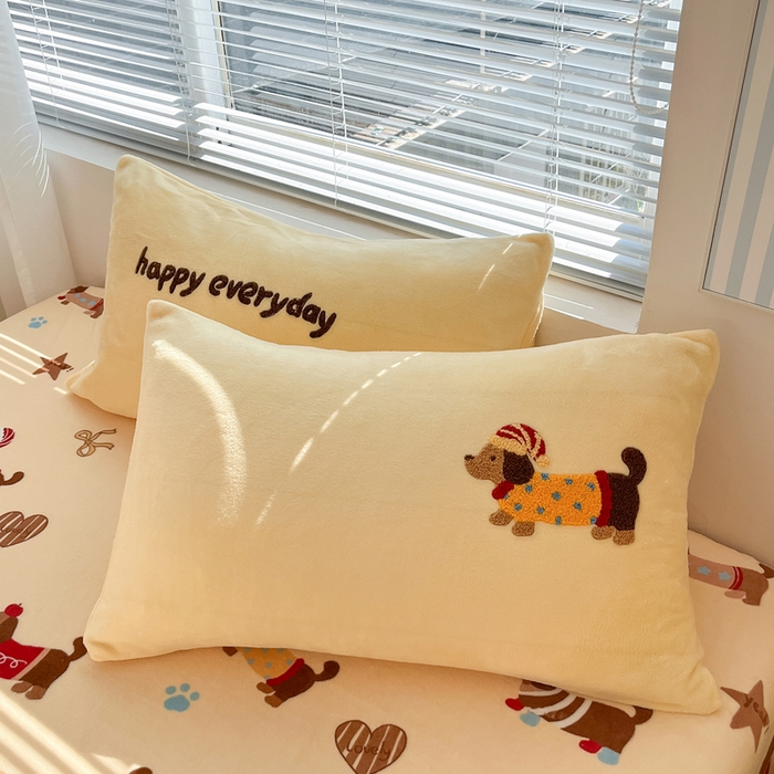 91家纺网 家纺一手货源 找家纺 寐居家纺 2025新款牛奶绒大版毛巾绣床单款四件套 腊肠萌犬