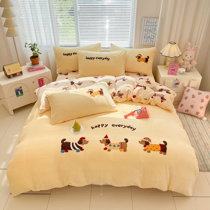 91家纺网 家纺一手货源 找家纺 寐居家纺 2025新款牛奶绒大版毛巾绣床单款四件套 腊肠萌犬