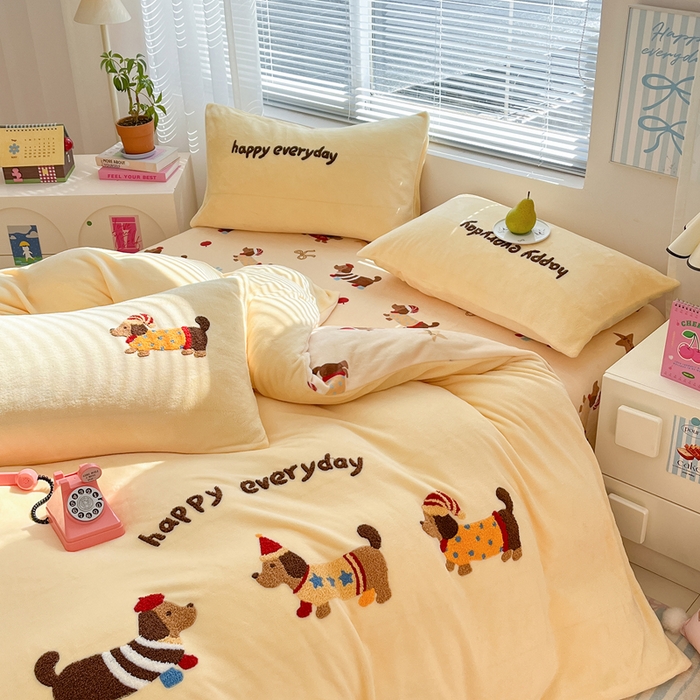 91家纺网 家纺一手货源 找家纺 寐居家纺 2025新款牛奶绒大版毛巾绣床单款四件套 腊肠萌犬