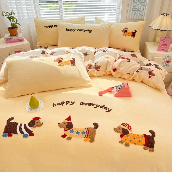 91家纺网 家纺一手货源 找家纺 寐居家纺 2025新款牛奶绒大版毛巾绣床单款四件套 腊肠萌犬