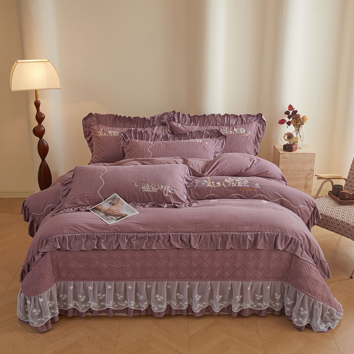 91家纺网 家纺一手货源 找家纺 宜凡家纺 2025新款A类棉绒刺绣花夹棉床盖四件套--梦回罗马 梦回罗马 降紫