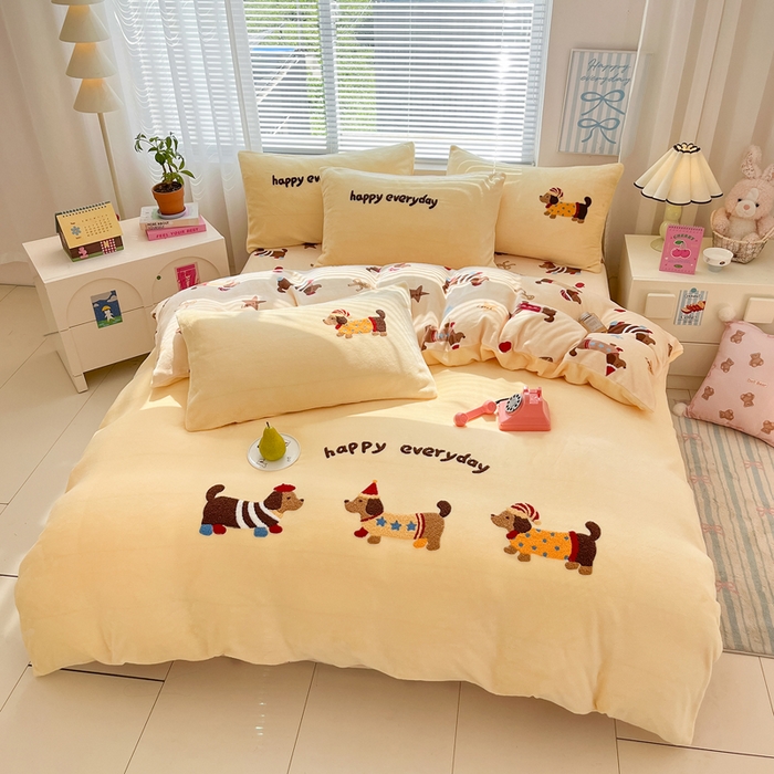 91家纺网 家纺一手货源 找家纺 寐居家纺 2025新款牛奶绒大版毛巾绣床单款四件套 腊肠萌犬