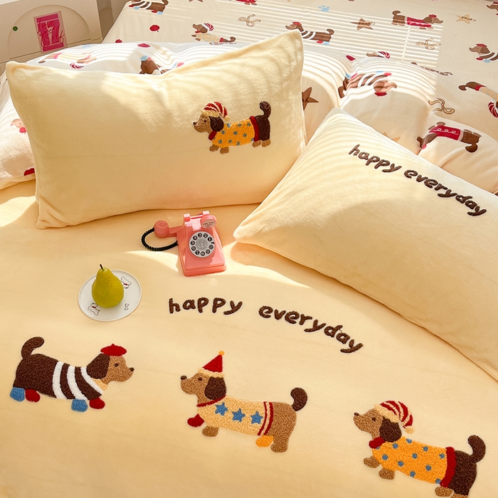91家纺网 家纺一手货源 找家纺 寐居家纺 2025新款牛奶绒大版毛巾绣床单款四件套 腊肠萌犬