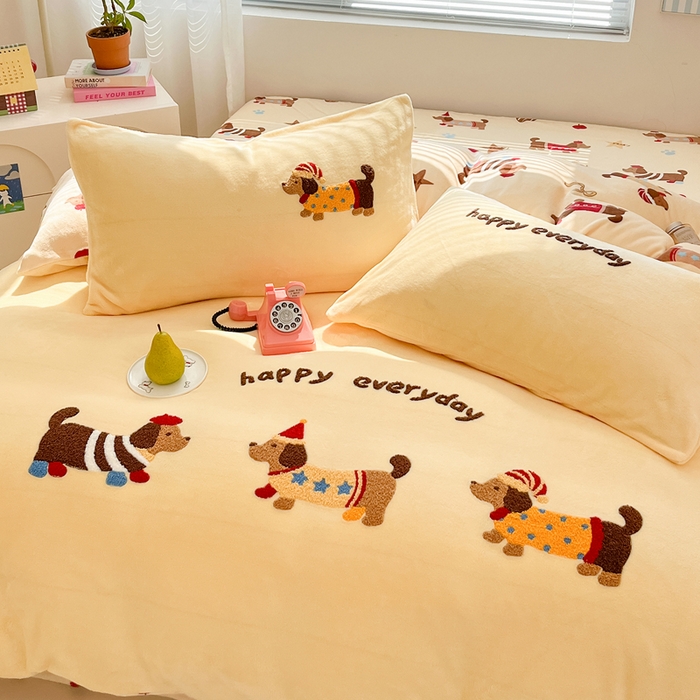 91家纺网 家纺一手货源 找家纺 寐居家纺 2025新款牛奶绒大版毛巾绣床单款四件套 腊肠萌犬