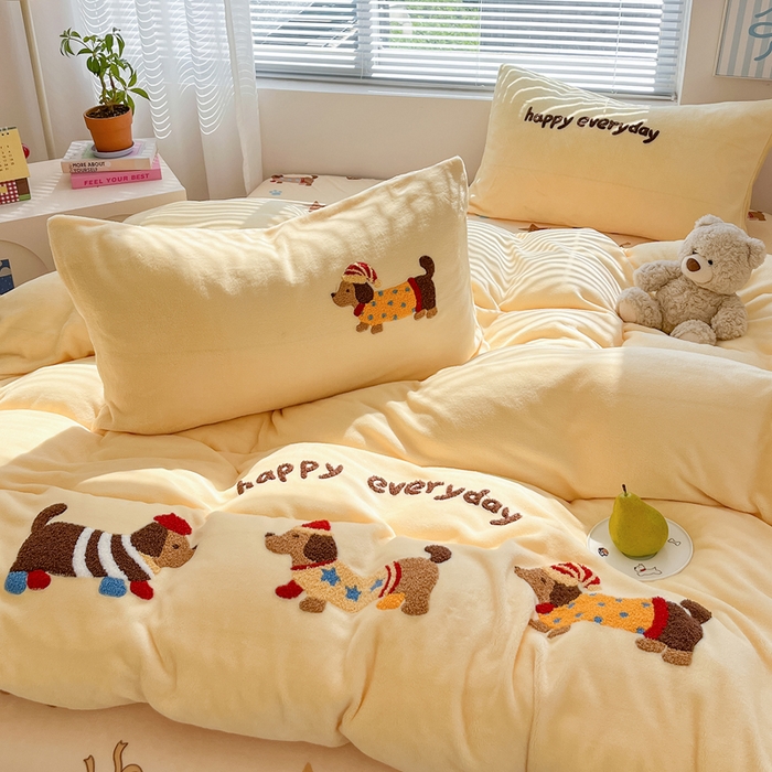 91家纺网 家纺一手货源 找家纺 寐居家纺 2025新款牛奶绒大版毛巾绣床单款四件套 腊肠萌犬