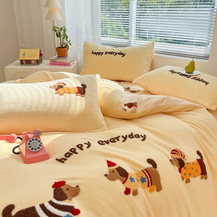 91家纺网 家纺一手货源 找家纺 寐居家纺 2025新款牛奶绒大版毛巾绣床单款四件套 腊肠萌犬