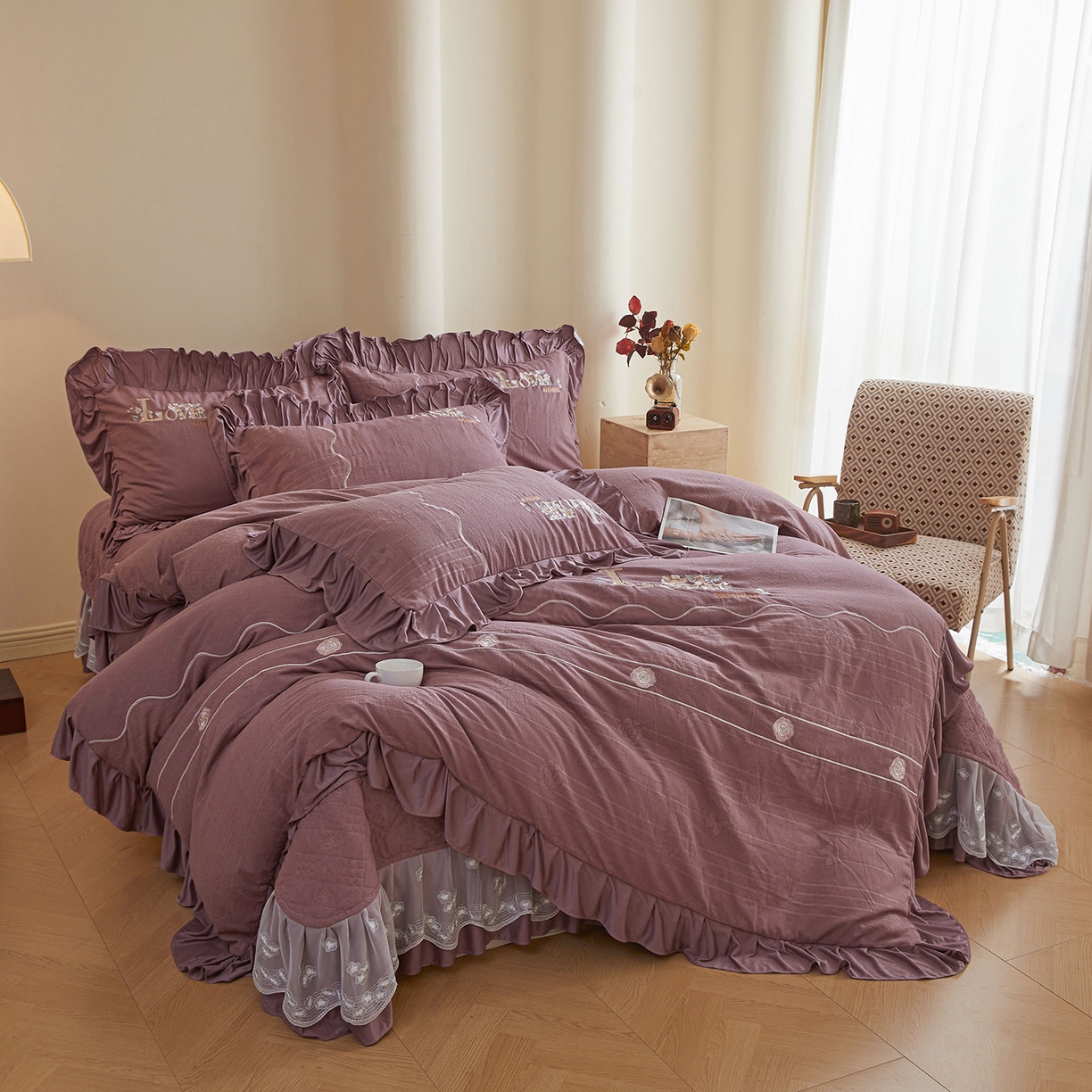 91家纺网 家纺一手货源 找家纺 宜凡家纺 2025新款A类棉绒刺绣花夹棉床盖四件套--梦回罗马 梦回罗马 降紫