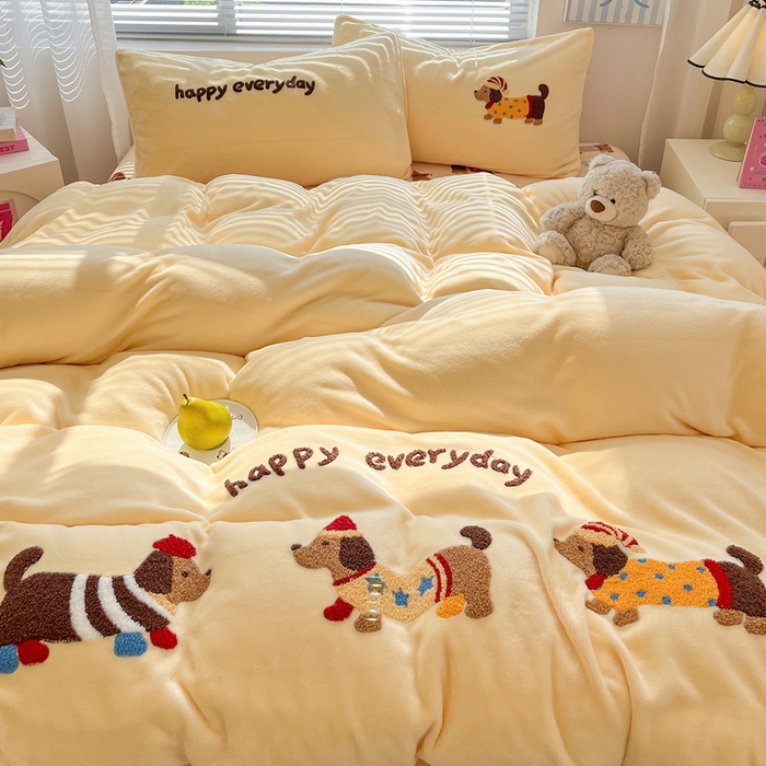 91家纺网 家纺一手货源 找家纺 寐居家纺 2025新款牛奶绒大版毛巾绣床单款四件套 腊肠萌犬