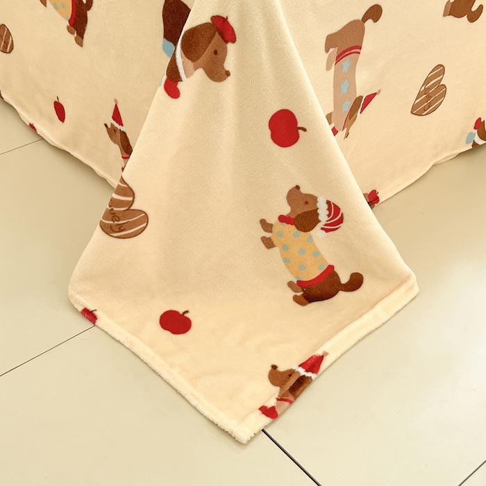 91家纺网 家纺一手货源 找家纺 寐居家纺 2025新款牛奶绒大版毛巾绣床单款四件套 腊肠萌犬