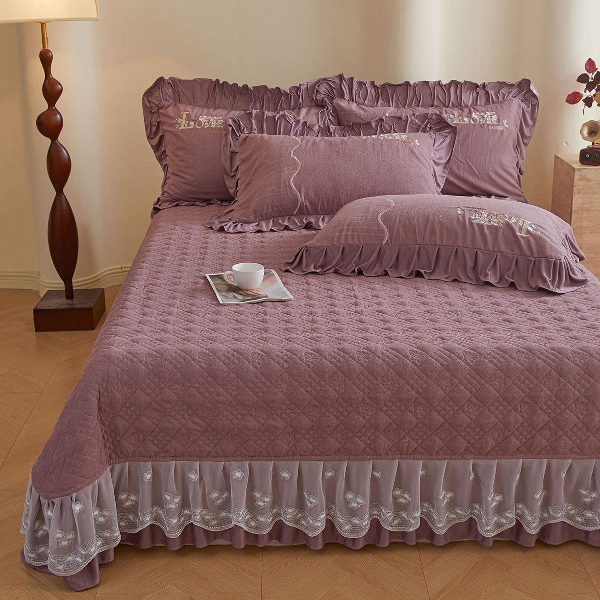 91家纺网 家纺一手货源 找家纺 宜凡家纺 2025新款A类棉绒刺绣花夹棉床盖四件套--梦回罗马 梦回罗马 降紫