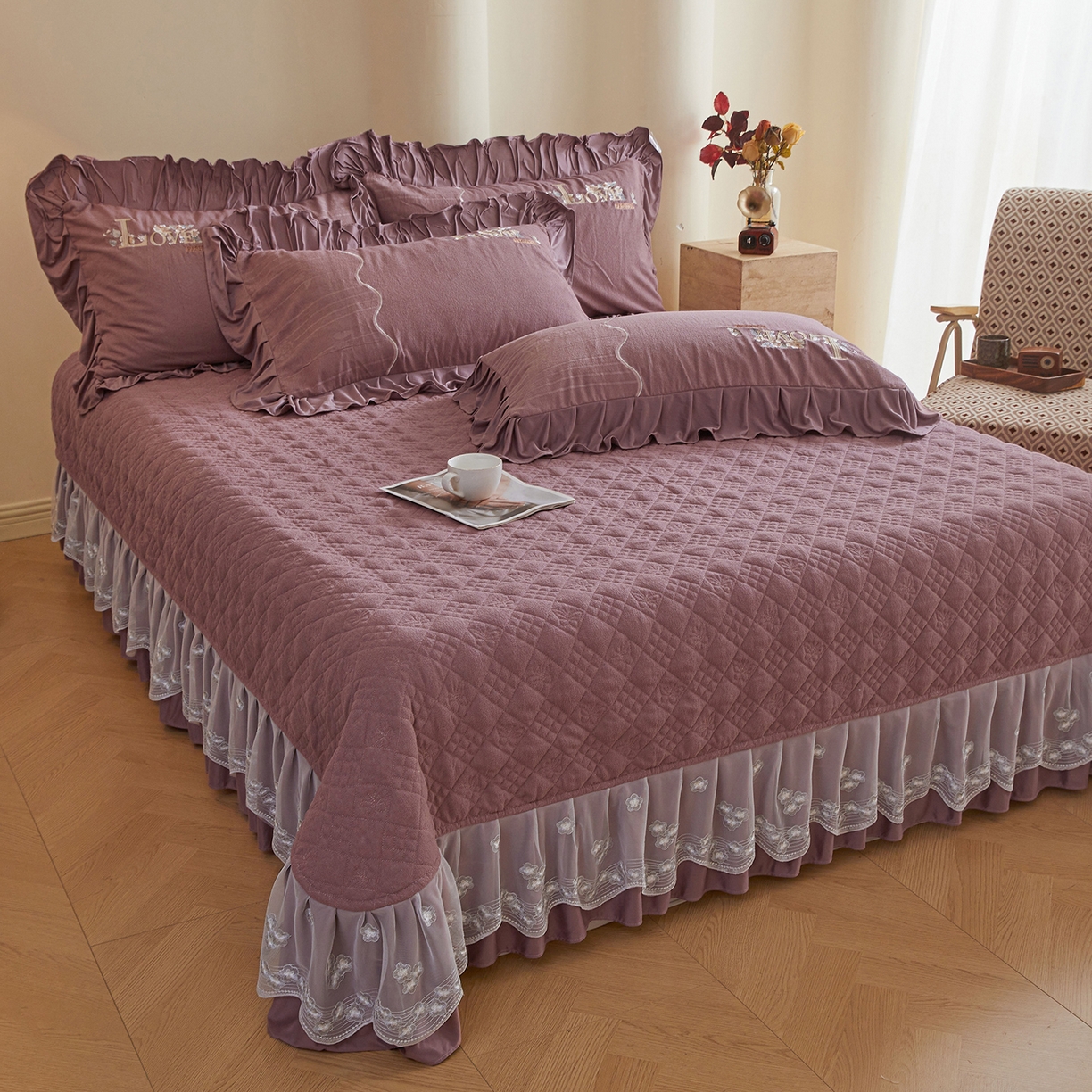 91家纺网 家纺一手货源 找家纺 宜凡家纺 2025新款A类棉绒刺绣花夹棉床盖四件套--梦回罗马 梦回罗马 降紫