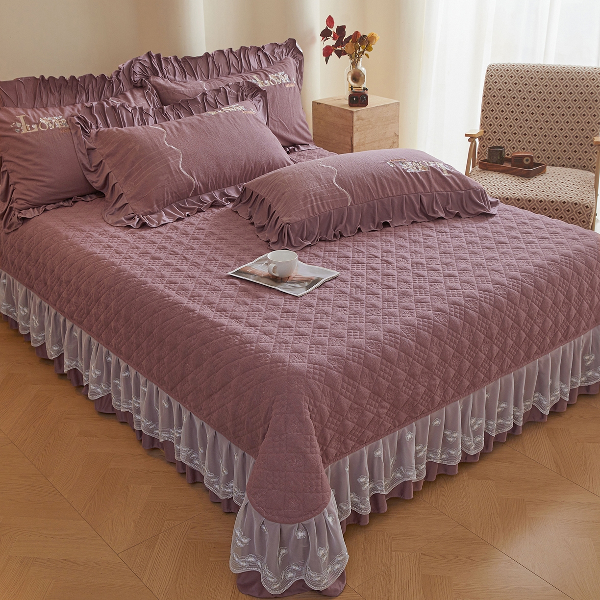 91家纺网 家纺一手货源 找家纺 宜凡家纺 2025新款A类棉绒刺绣花夹棉床盖四件套--梦回罗马 梦回罗马 降紫