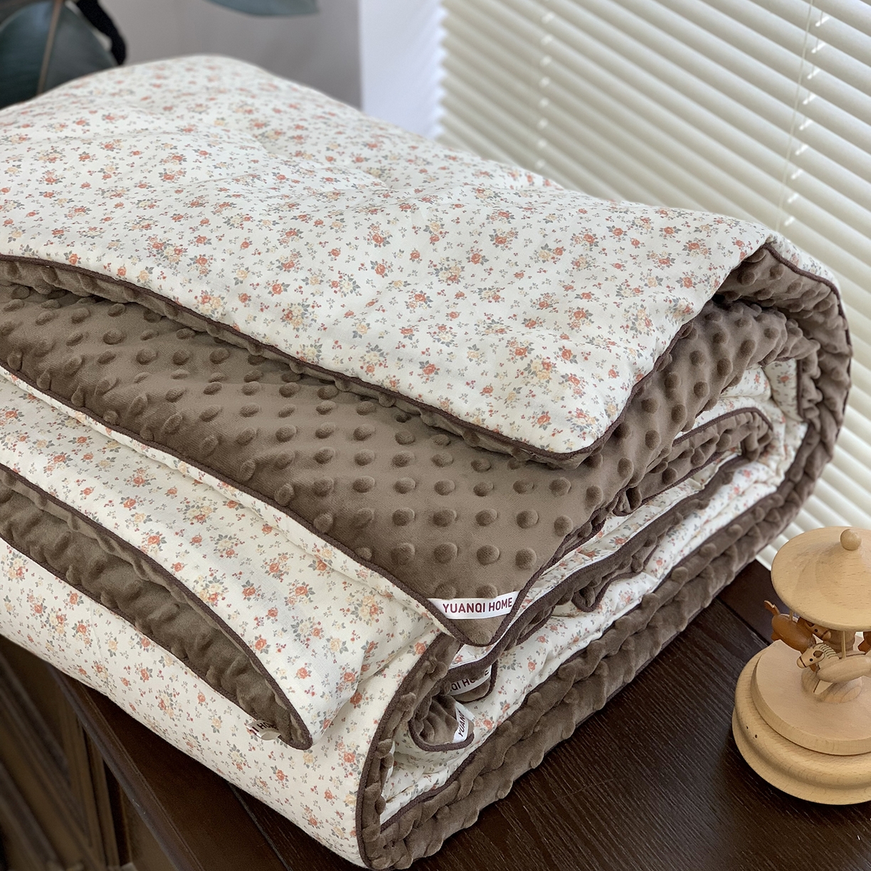 91家纺网 家纺一手货源 找家纺 源启生活 2025新款全棉双层纱豆豆被被子被芯 蔓德琳