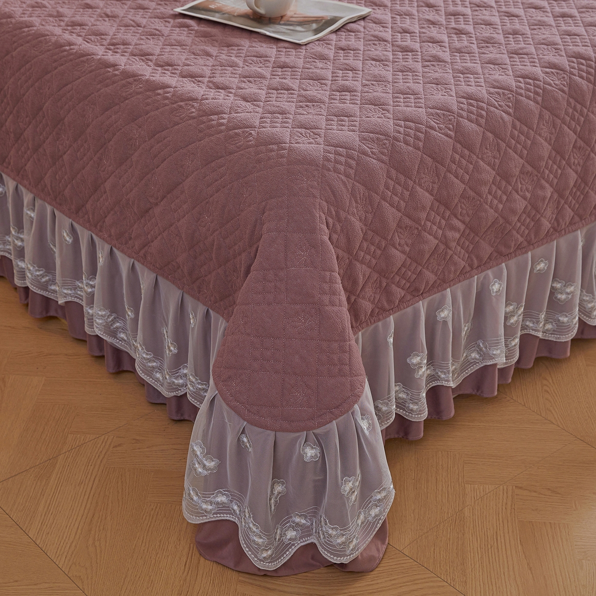 91家纺网 家纺一手货源 找家纺 宜凡家纺 2025新款A类棉绒刺绣花夹棉床盖四件套--梦回罗马 梦回罗马 降紫