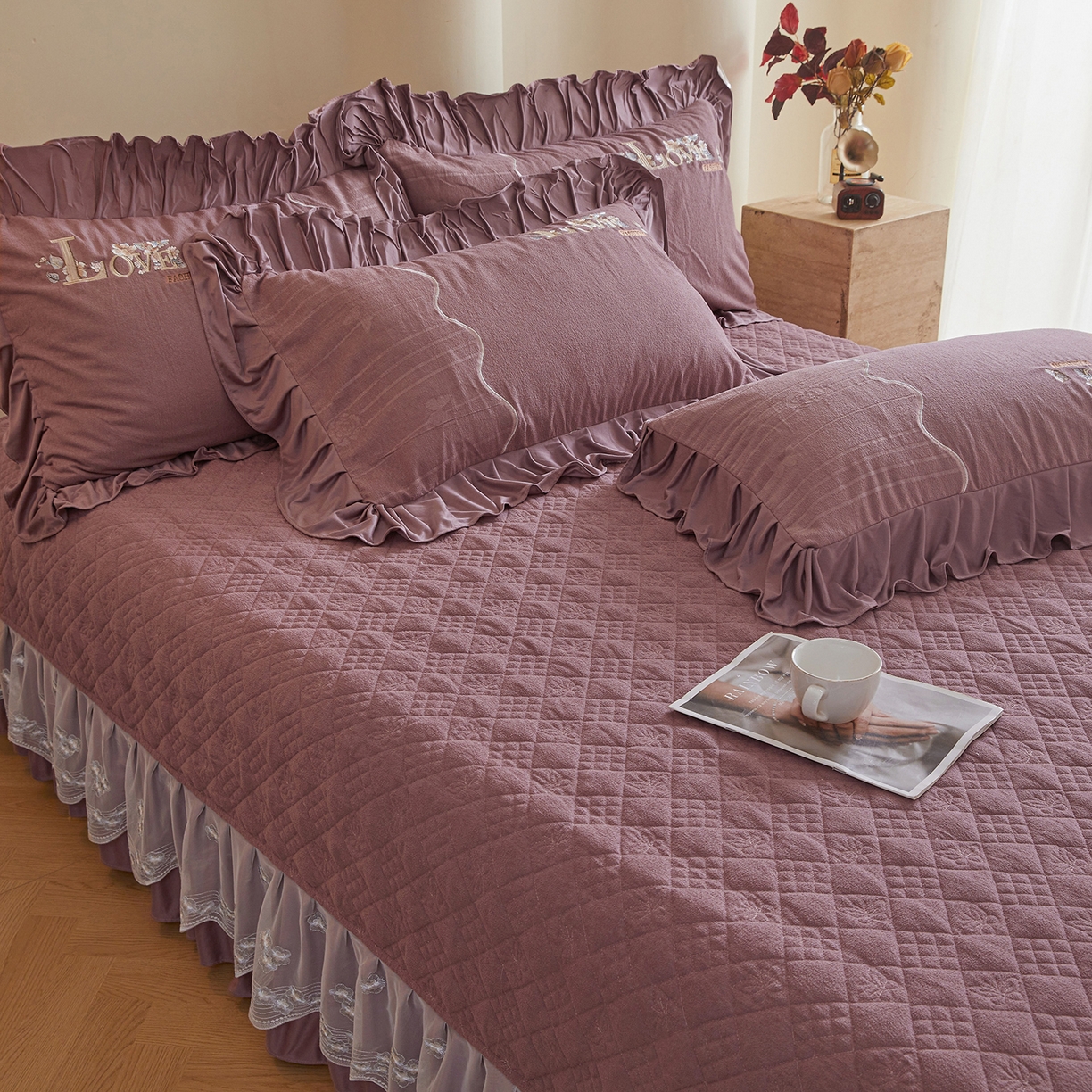 91家纺网 家纺一手货源 找家纺 宜凡家纺 2025新款A类棉绒刺绣花夹棉床盖四件套--梦回罗马 梦回罗马 降紫