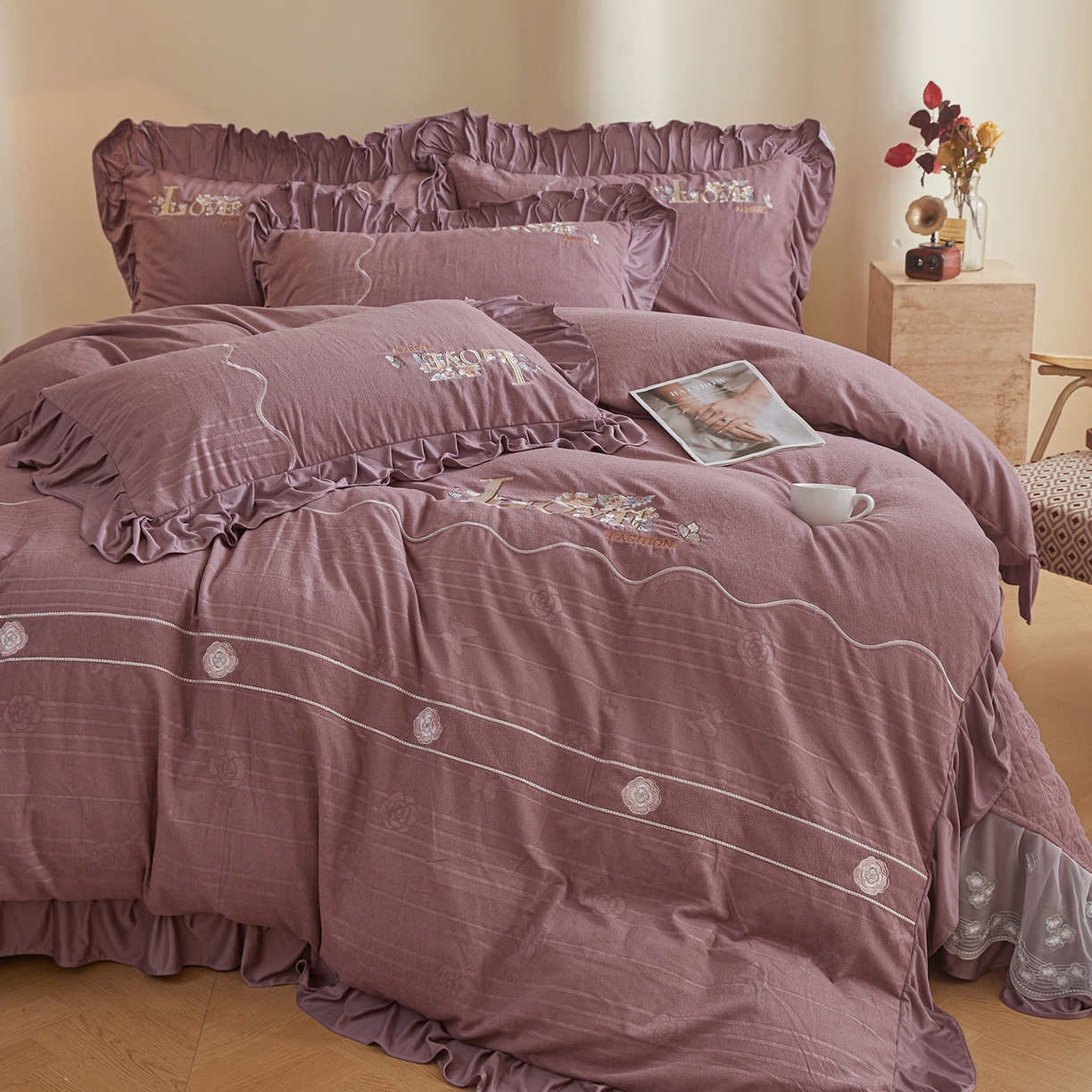 91家纺网 家纺一手货源 找家纺 宜凡家纺 2025新款A类棉绒刺绣花夹棉床盖四件套--梦回罗马 梦回罗马 降紫