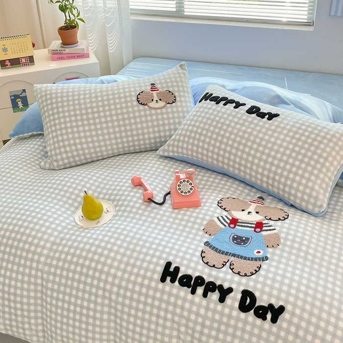 91家纺网 家纺一手货源 找家纺 寐居家纺 2025新款牛奶绒大版毛巾绣床单款四件套 帕帕狗