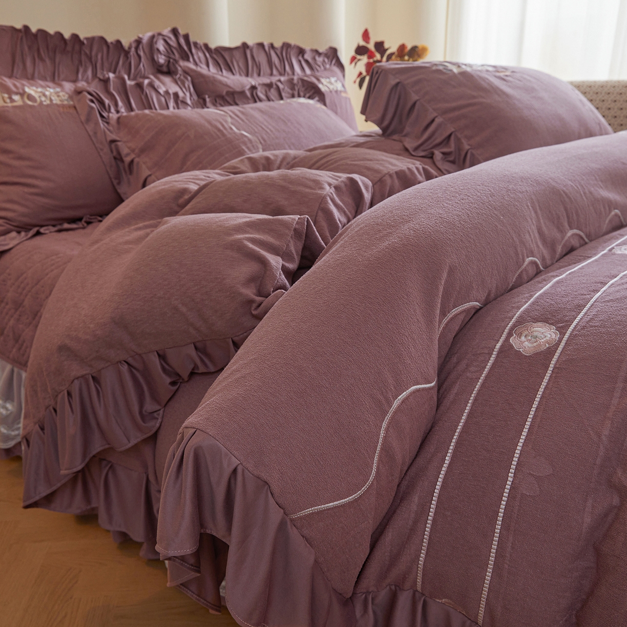 91家纺网 家纺一手货源 找家纺 宜凡家纺 2025新款A类棉绒刺绣花夹棉床盖四件套--梦回罗马 梦回罗马 降紫