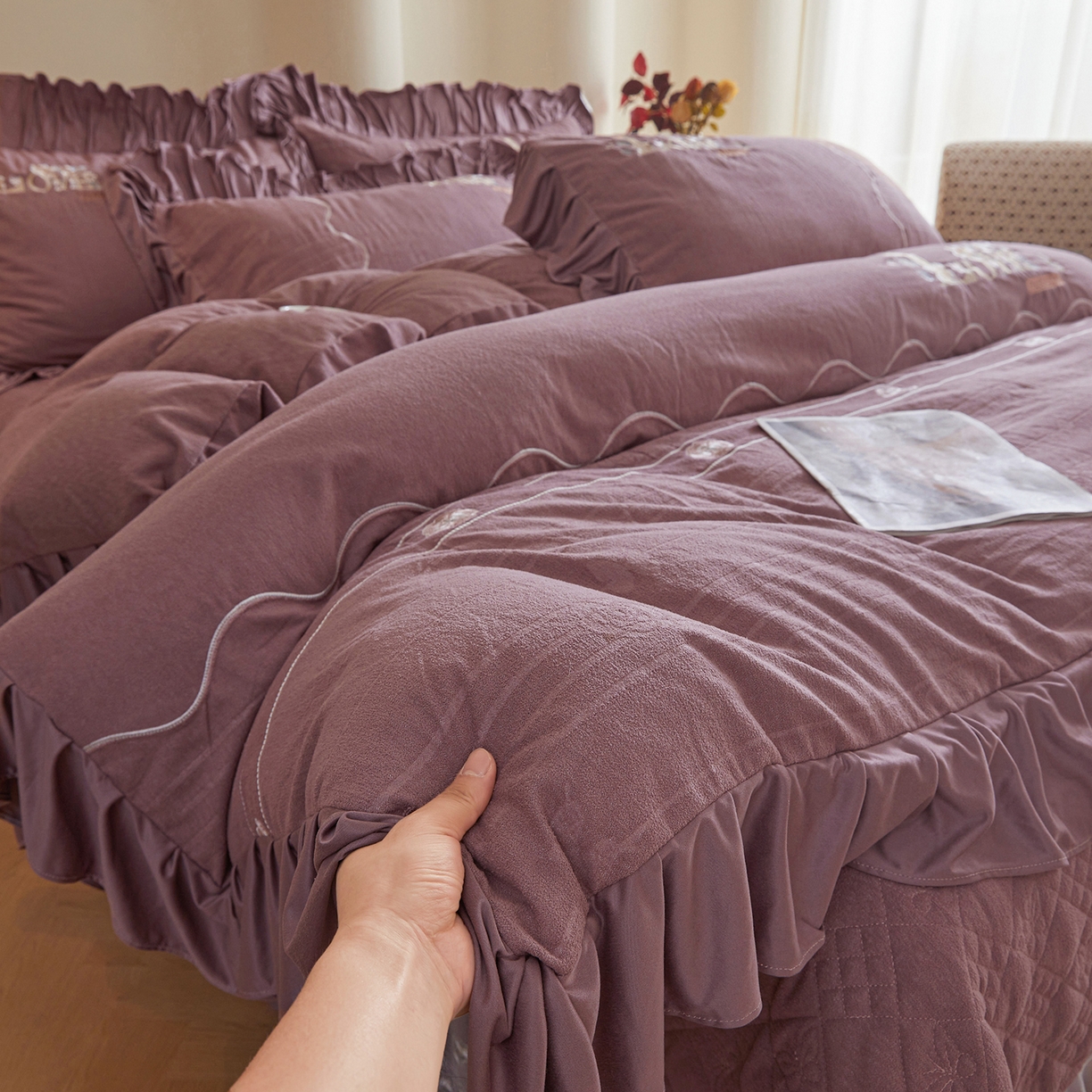 91家纺网 家纺一手货源 找家纺 宜凡家纺 2025新款A类棉绒刺绣花夹棉床盖四件套--梦回罗马 梦回罗马 降紫