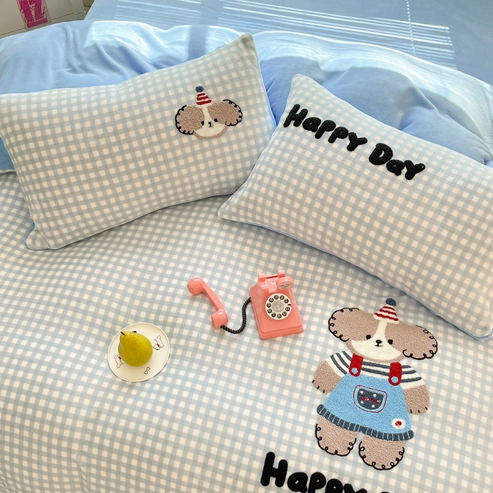 91家纺网 家纺一手货源 找家纺 寐居家纺 2025新款牛奶绒大版毛巾绣床单款四件套 帕帕狗