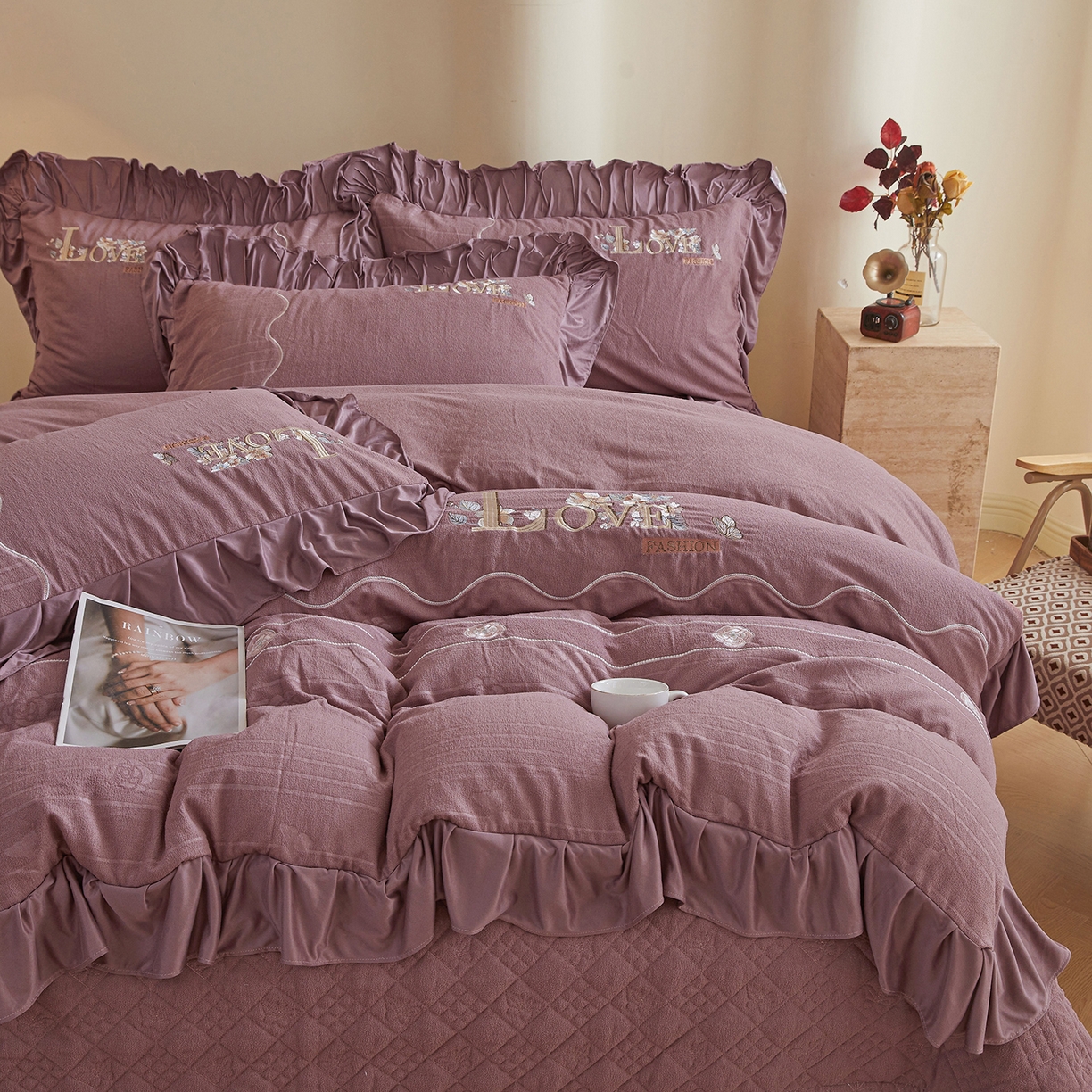 91家纺网 家纺一手货源 找家纺 宜凡家纺 2025新款A类棉绒刺绣花夹棉床盖四件套--梦回罗马 梦回罗马 降紫