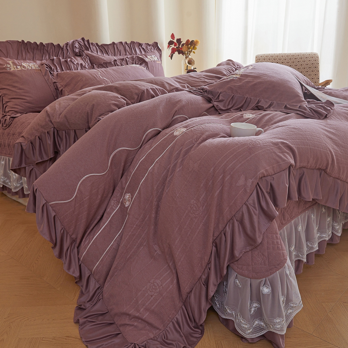 91家纺网 家纺一手货源 找家纺 宜凡家纺 2025新款A类棉绒刺绣花夹棉床盖四件套--梦回罗马 梦回罗马 降紫