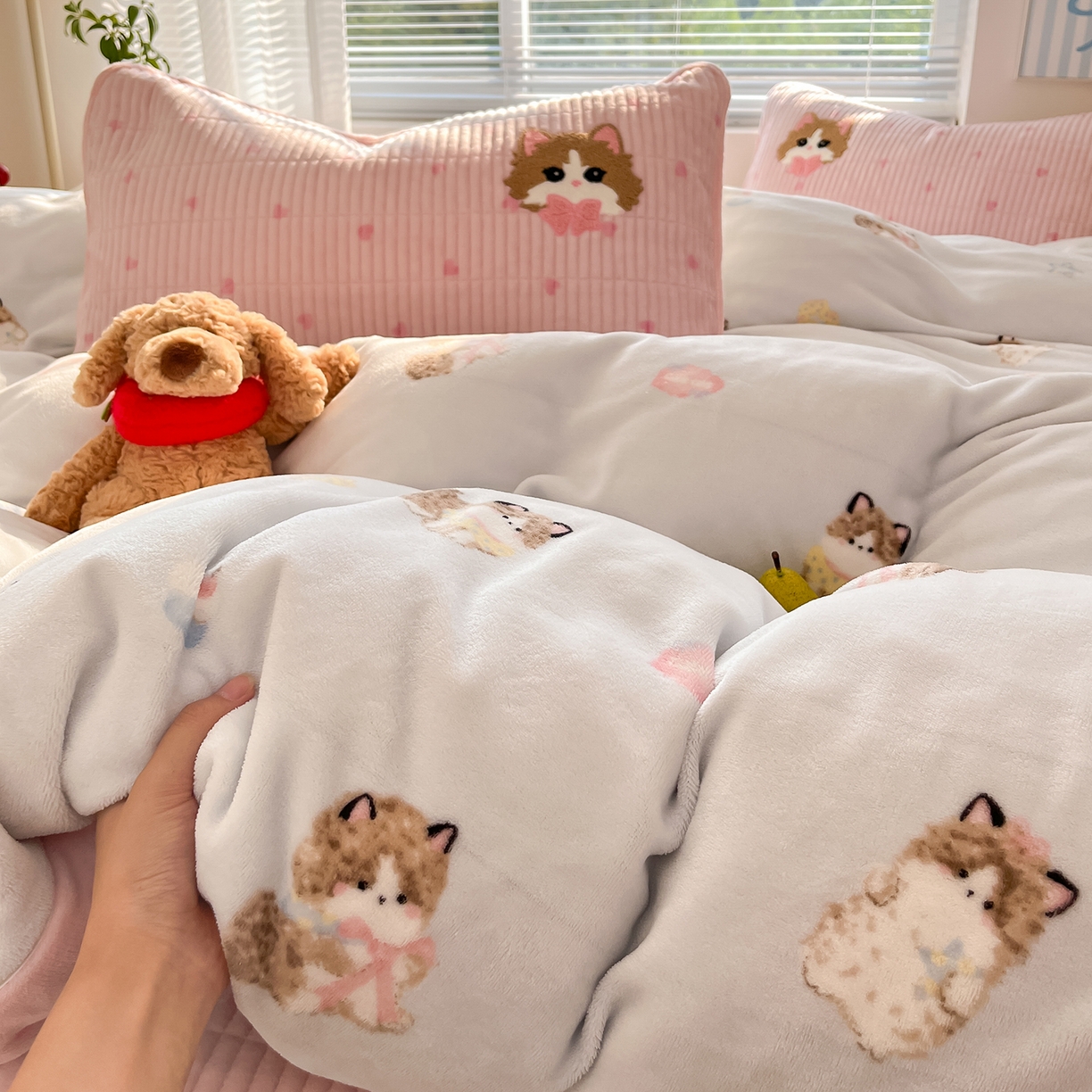 91家纺网 家纺一手货源 找家纺 寐居家纺 2025新款A类牛奶绒床盖款四件套 泡芙小奶猫