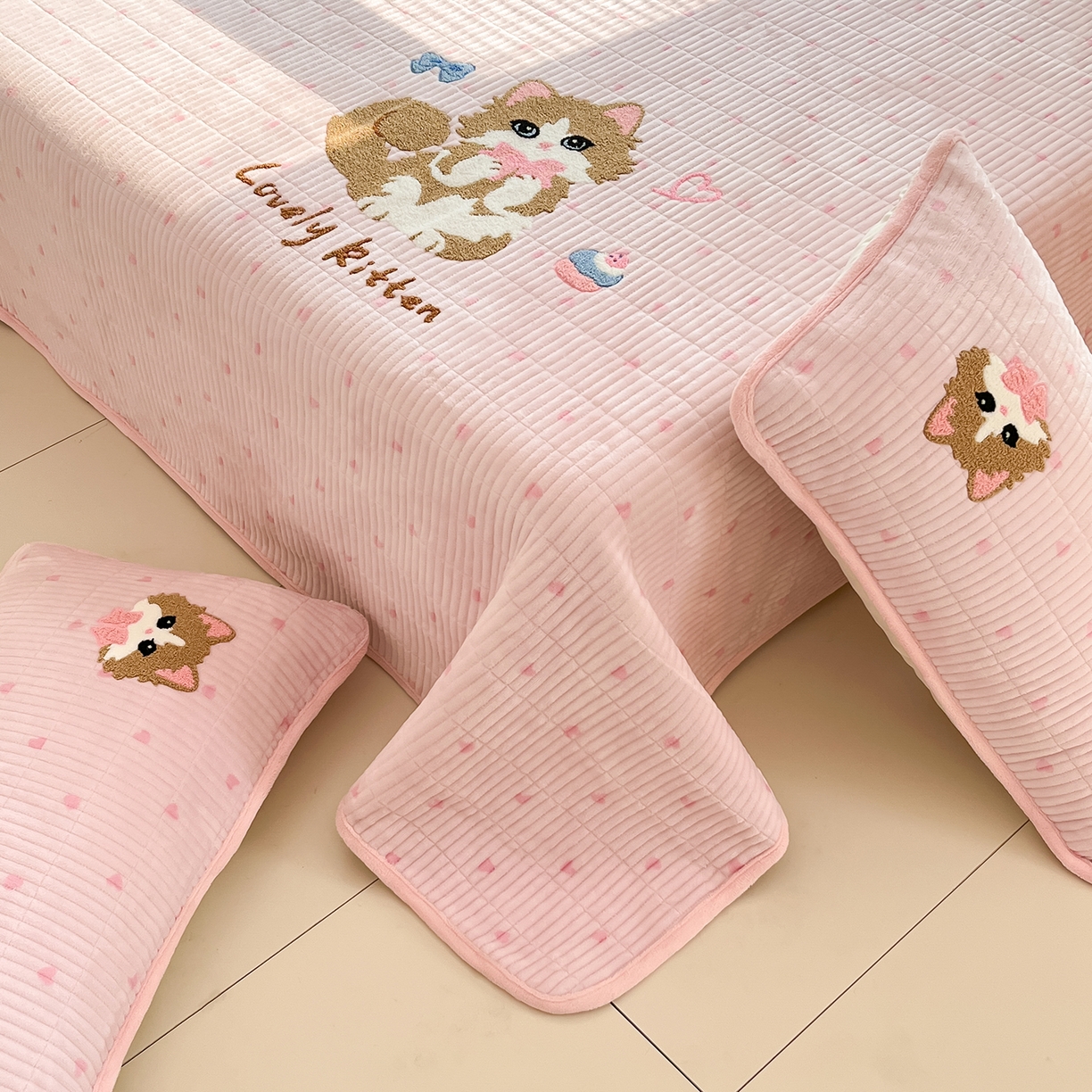 91家纺网 家纺一手货源 找家纺 寐居家纺 2025新款A类牛奶绒床盖款四件套 泡芙小奶猫