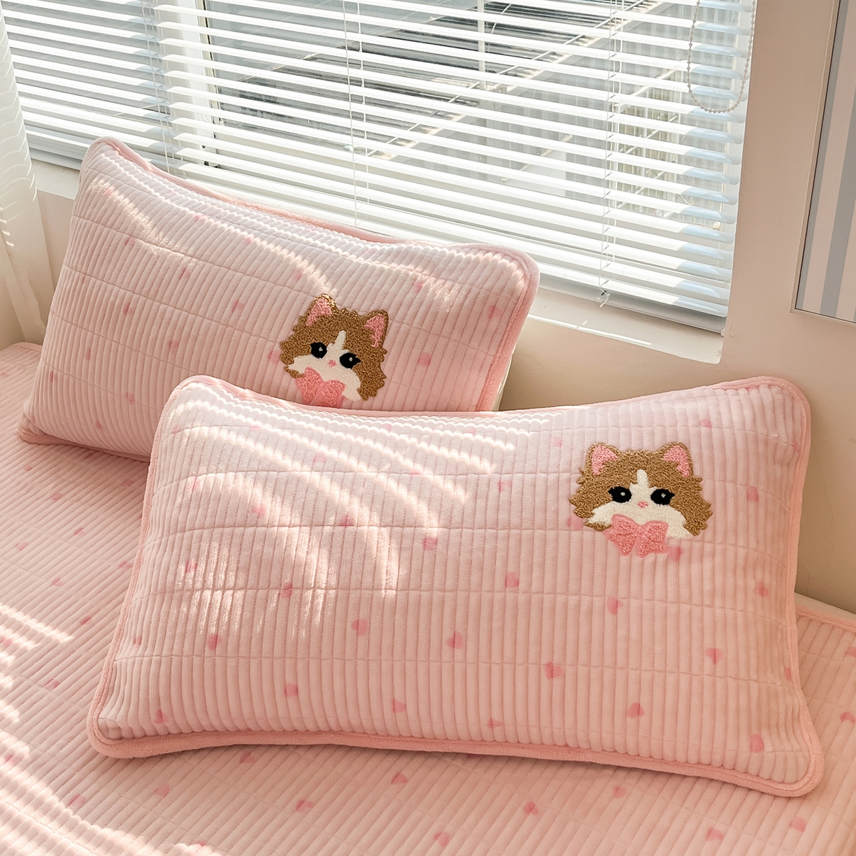 91家纺网 家纺一手货源 找家纺 寐居家纺 2025新款A类牛奶绒床盖款四件套 泡芙小奶猫