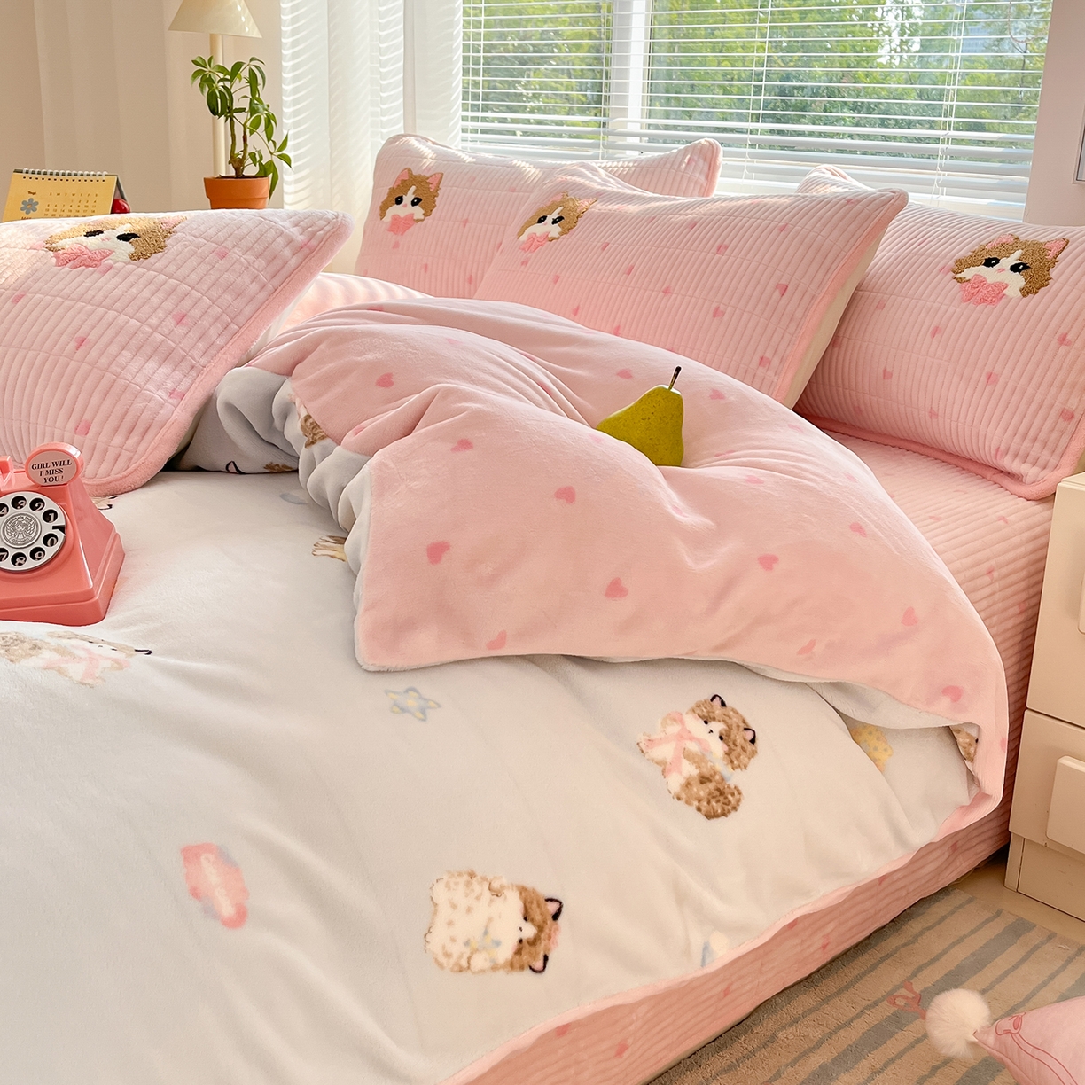 91家纺网 家纺一手货源 找家纺 寐居家纺 2025新款A类牛奶绒床盖款四件套 泡芙小奶猫