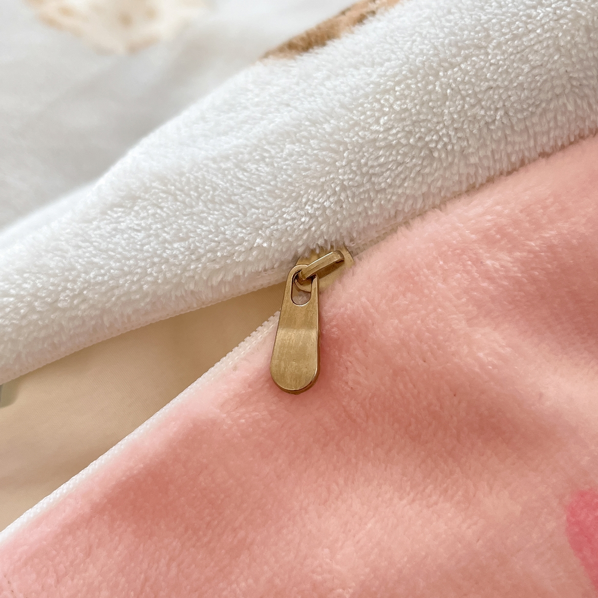 91家纺网 家纺一手货源 找家纺 寐居家纺 2025新款A类牛奶绒床盖款四件套 泡芙小奶猫