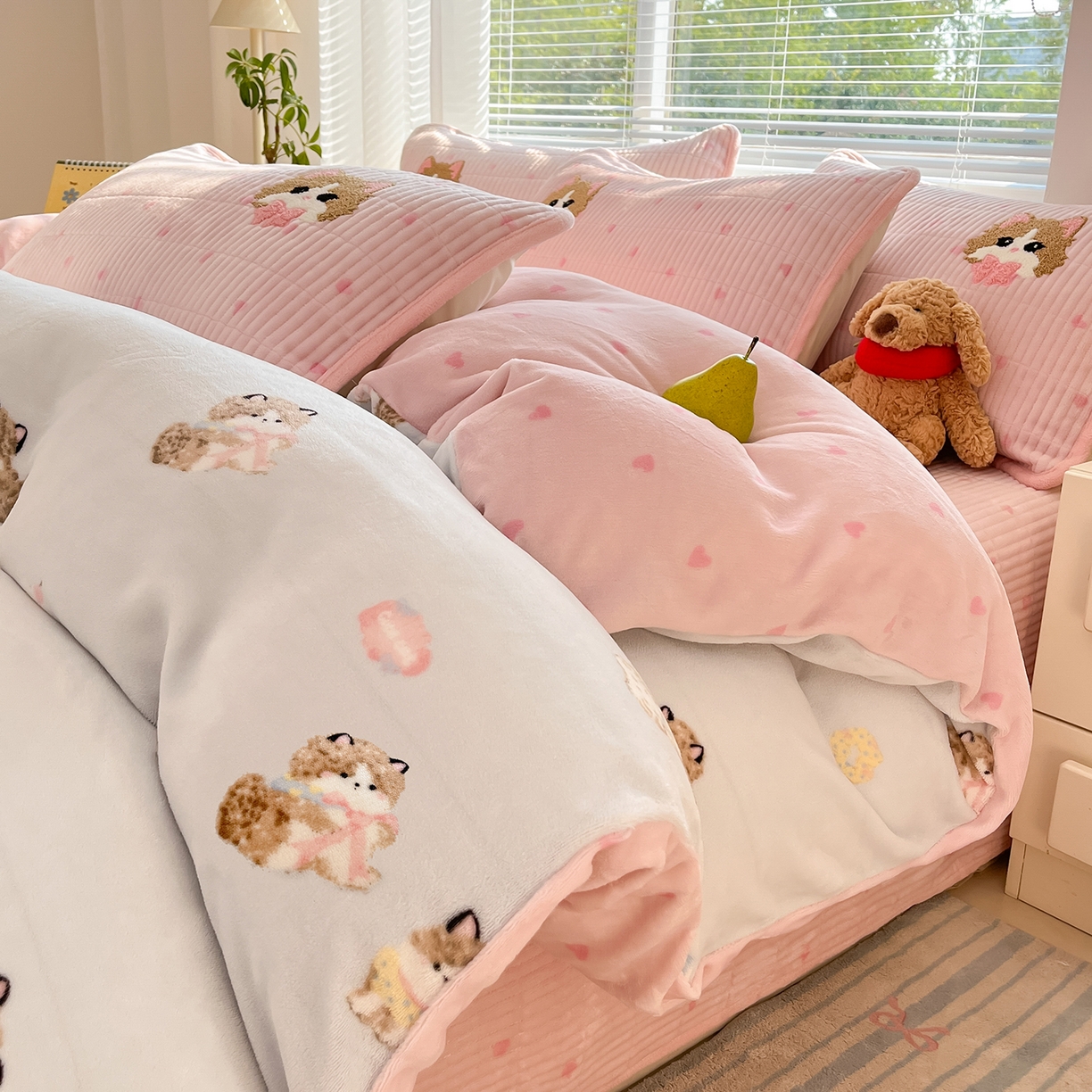 91家纺网 家纺一手货源 找家纺 寐居家纺 2025新款A类牛奶绒床盖款四件套 泡芙小奶猫