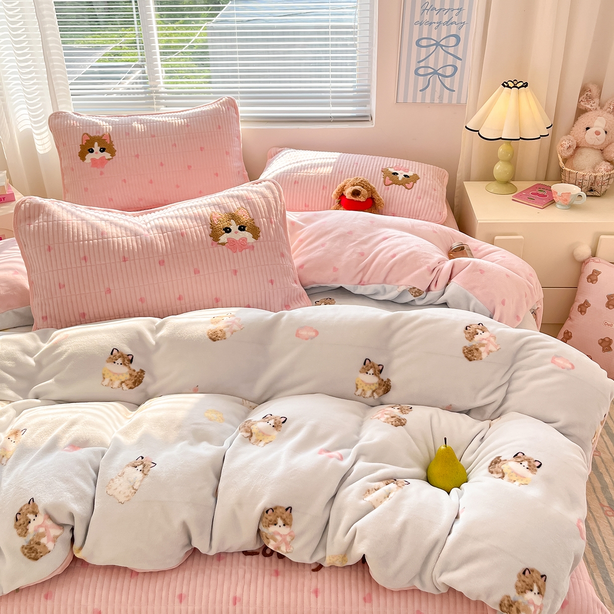 91家纺网 家纺一手货源 找家纺 寐居家纺 2025新款A类牛奶绒床盖款四件套 泡芙小奶猫