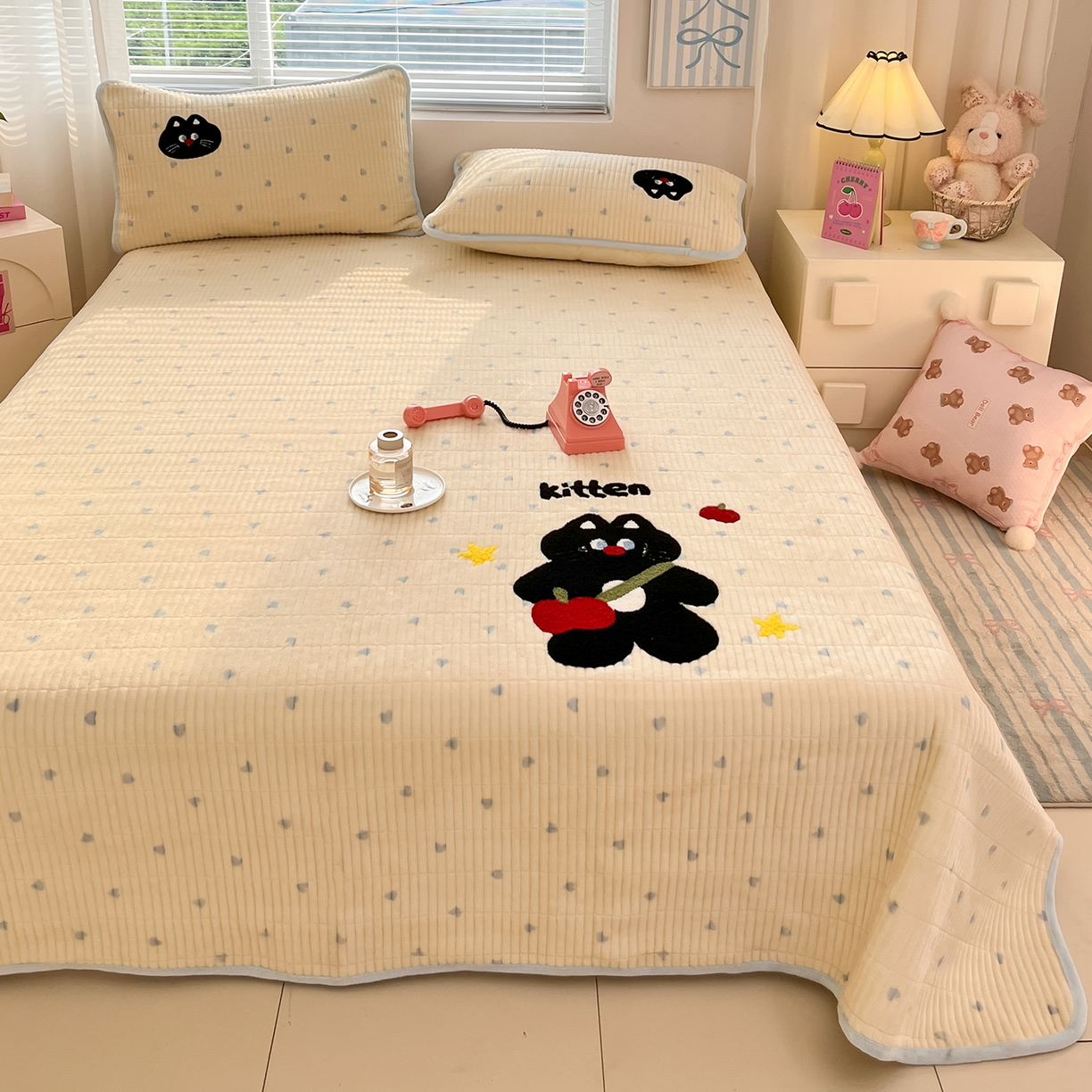 91家纺网 家纺一手货源 找家纺 寐居家纺 2025新款A类牛奶绒床盖款四件套 彩绘喵星人