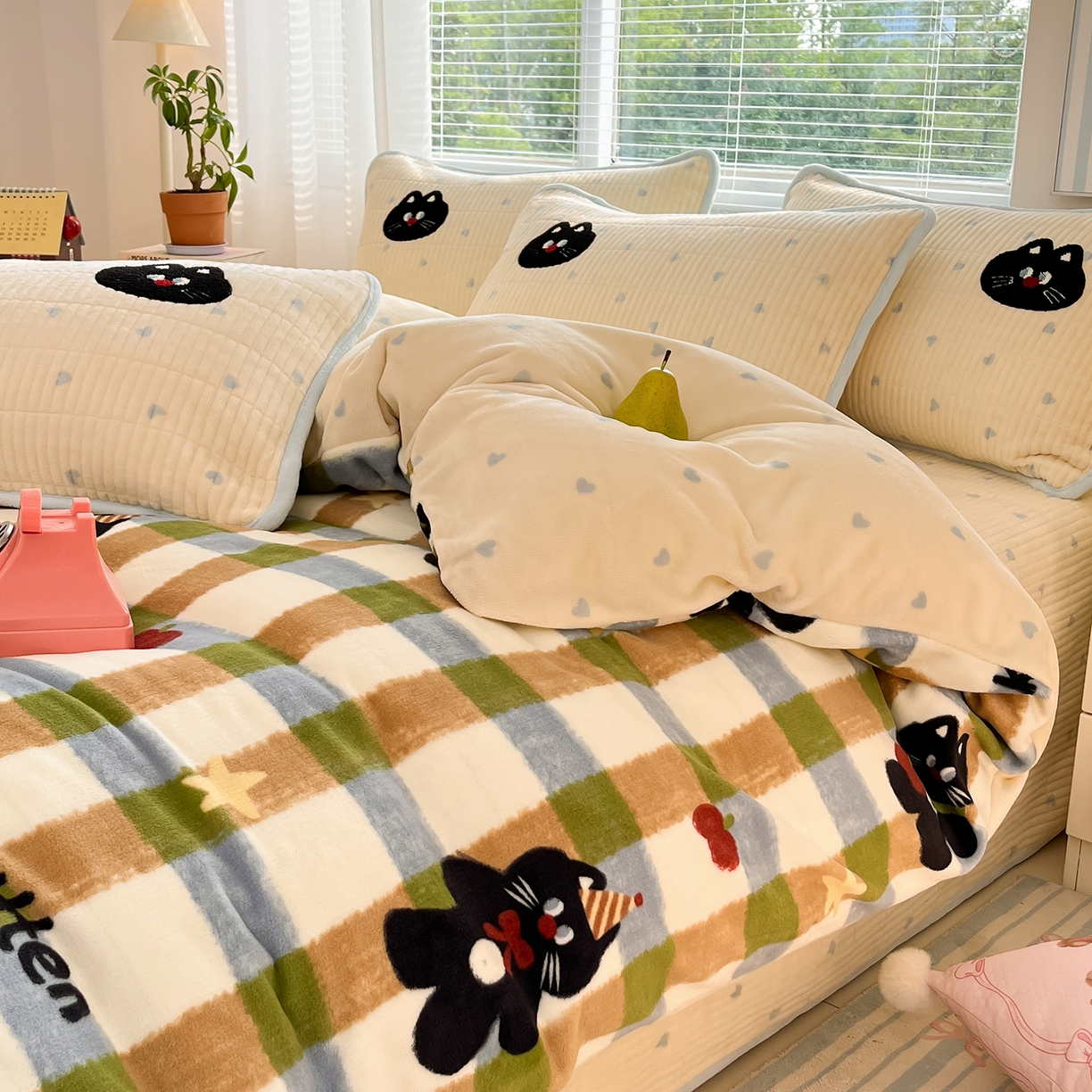 91家纺网 家纺一手货源 找家纺 寐居家纺 2025新款A类牛奶绒床盖款四件套 彩绘喵星人