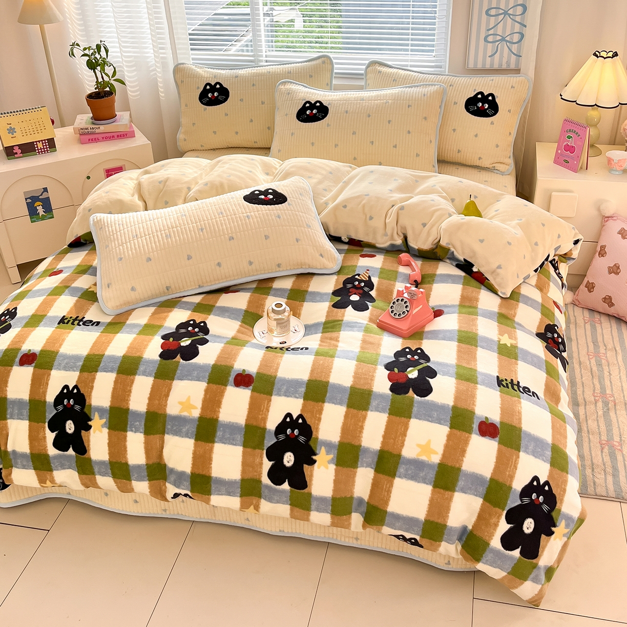 91家纺网 家纺一手货源 找家纺 寐居家纺 2025新款A类牛奶绒床盖款四件套 彩绘喵星人