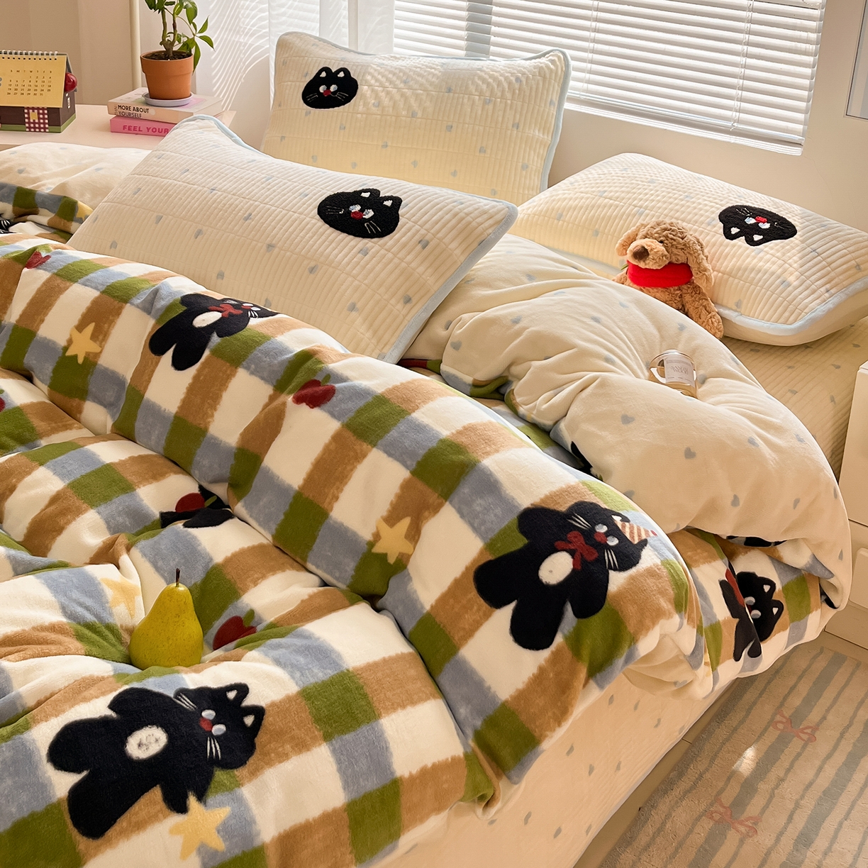 91家纺网 家纺一手货源 找家纺 寐居家纺 2025新款A类牛奶绒床盖款四件套 彩绘喵星人