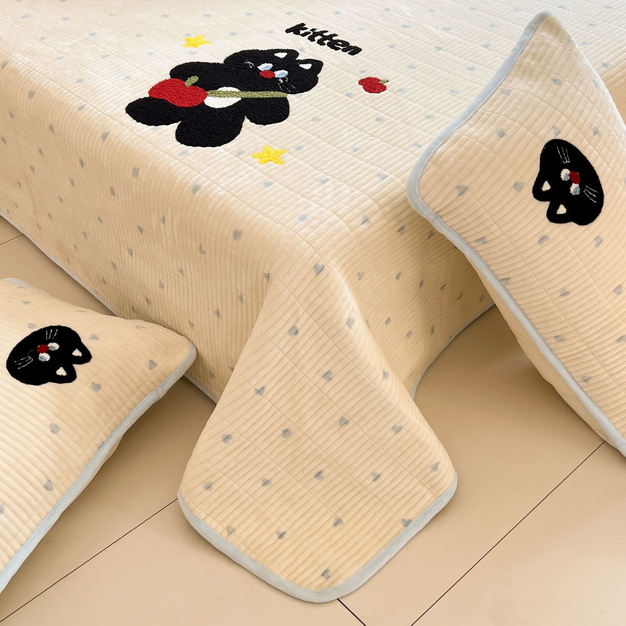 91家纺网 家纺一手货源 找家纺 寐居家纺 2025新款A类牛奶绒床盖款四件套 彩绘喵星人