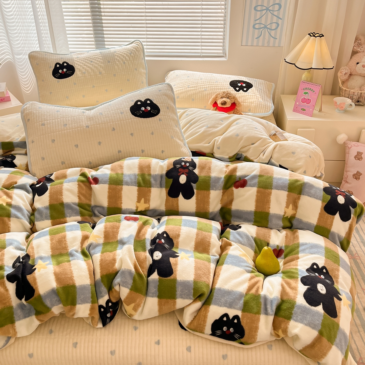 91家纺网 家纺一手货源 找家纺 寐居家纺 2025新款A类牛奶绒床盖款四件套 彩绘喵星人