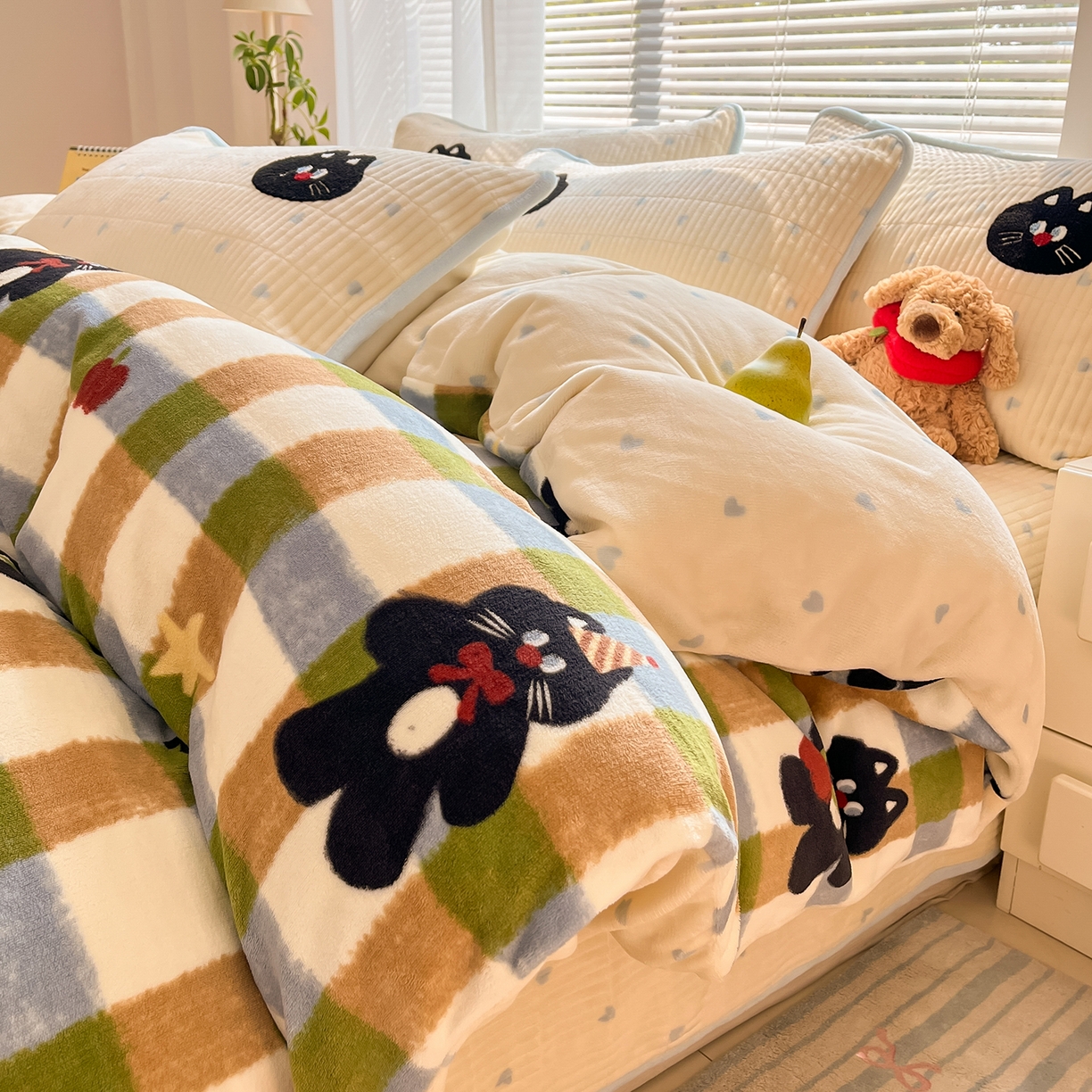 91家纺网 家纺一手货源 找家纺 寐居家纺 2025新款A类牛奶绒床盖款四件套 彩绘喵星人