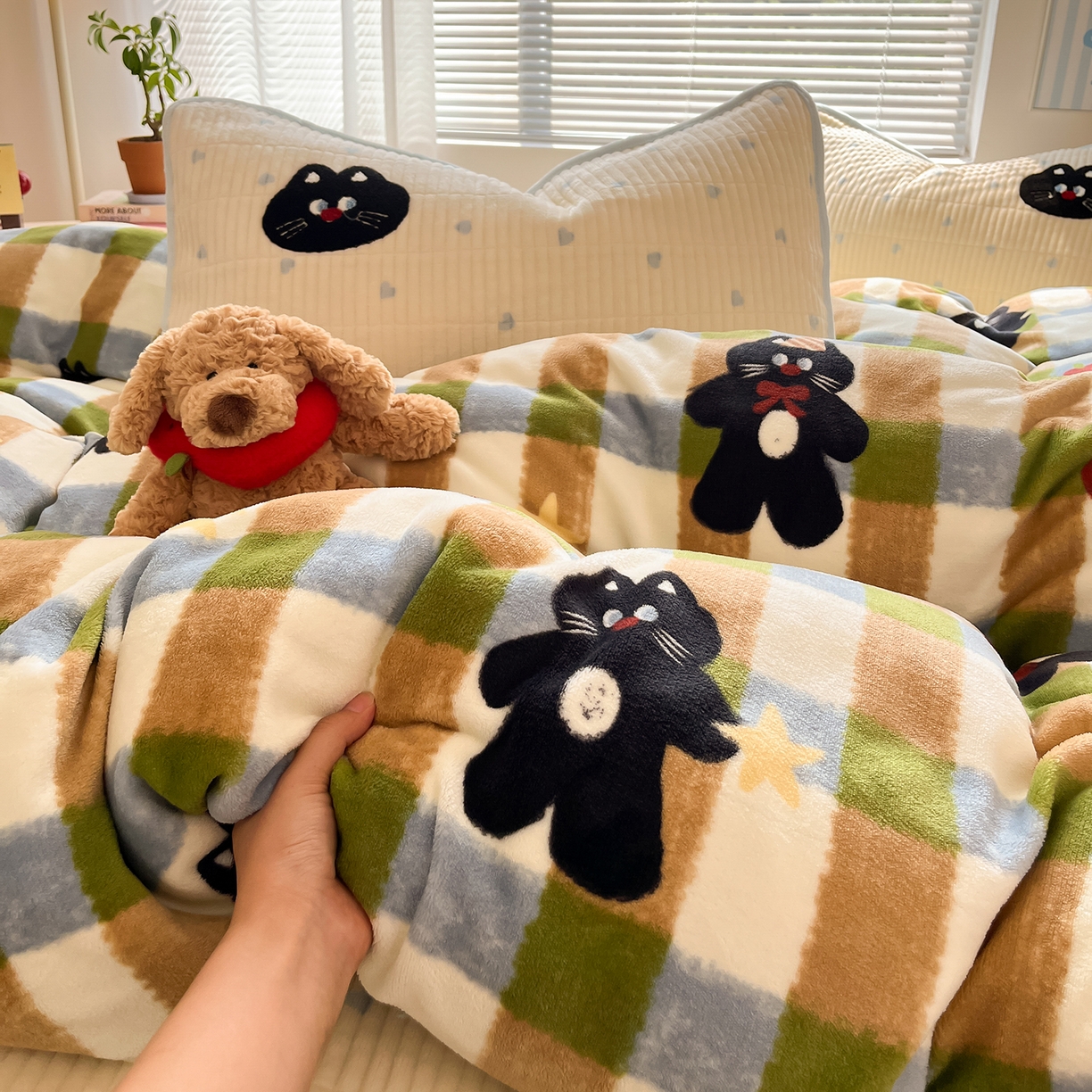 91家纺网 家纺一手货源 找家纺 寐居家纺 2025新款A类牛奶绒床盖款四件套 彩绘喵星人